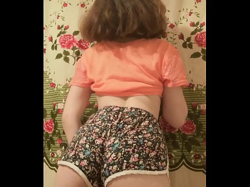 ❤️ Sexi mladá kočka si vyzlieka šortky pred kamerou ❌ Porno na nás ❤