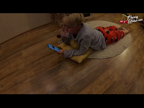 ❤️ Šialená blondínka fajčí obrovský penis a skáče na ňom - análny sex ❌ Porno na nás ❤
