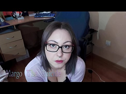 ❤️ Sexy dievča s okuliarmi hlboko fajčí vibrátor na kameru ❌ Porno na nás ❤